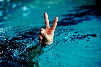 Pool-victory-sign